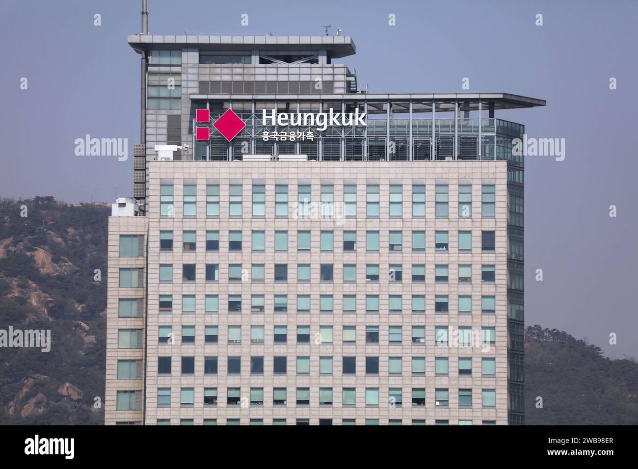 SEOUL, COREA DEL SUD - 9 APRILE 2023: Edificio della compagnia di assicurazioni Heungkuk a Seoul. Foto Stock