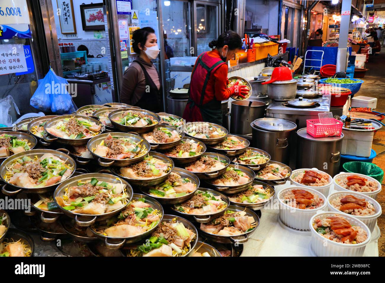 SEOUL, COREA DEL SUD - 7 APRILE 2023: I venditori vendono cibo coreano al mercato di Gwangjang nel distretto di Jongno di Seoul, Corea del Sud. Foto Stock