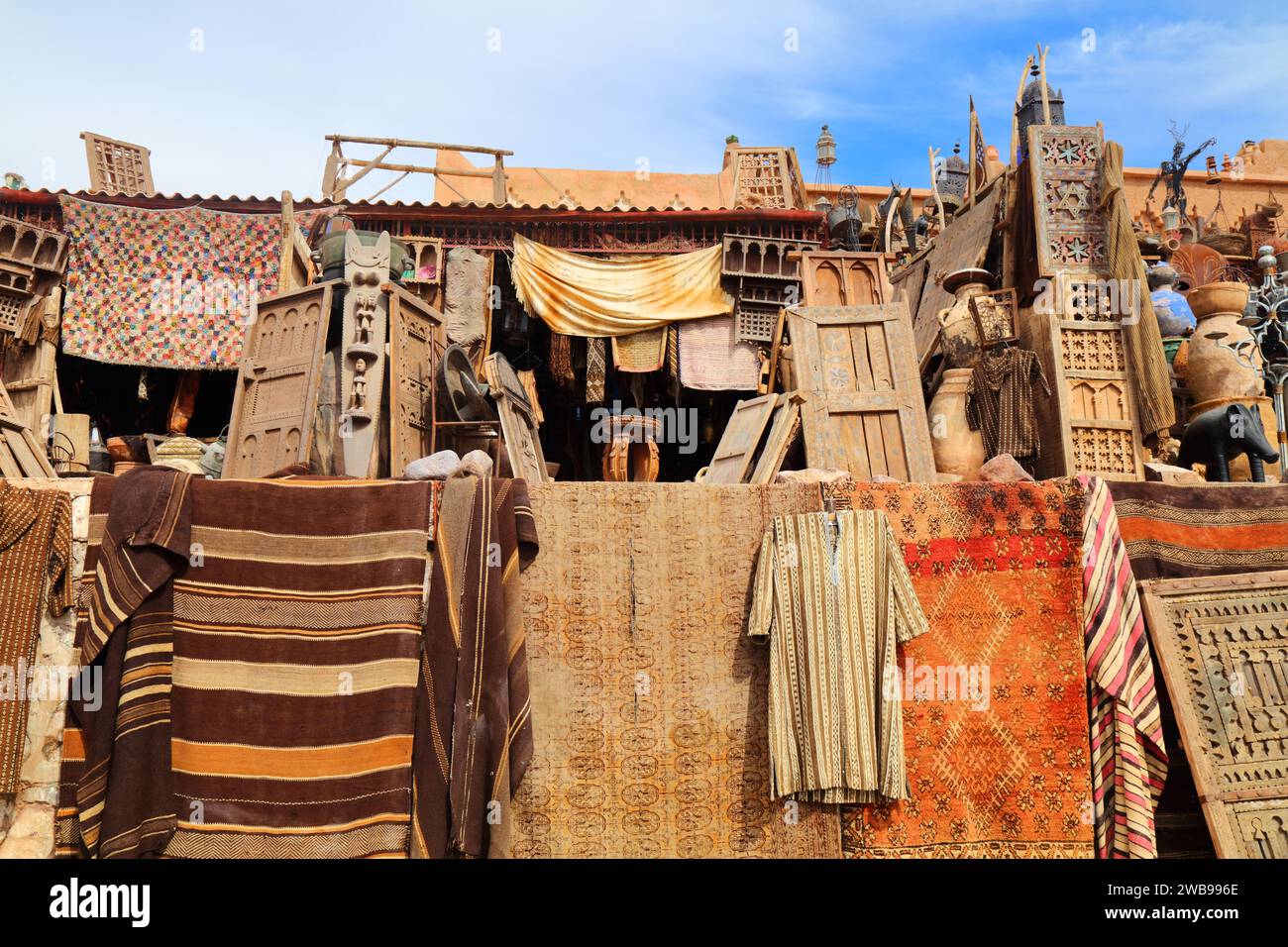 Mercato di via Warzazat prodotti d'antiquariato e artigianali in Marocco. Souk del mercato delle pulci marocchino. Foto Stock