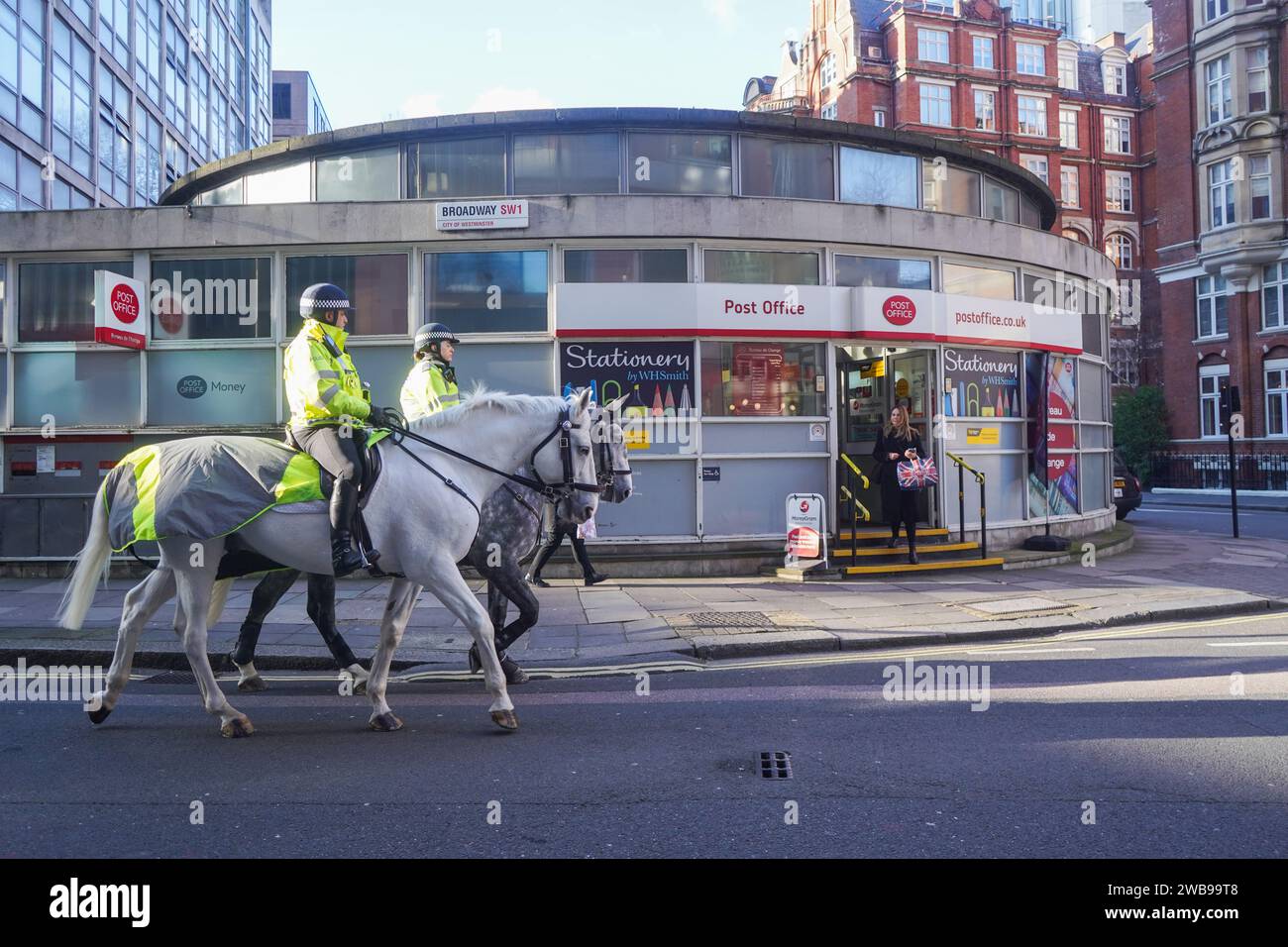 Londra, Regno Unito. 9 gennaio 2024. Un ufficio postale locale nel centro di Londra. Il governo sta cercando di accelerare il processo per rovesciare le condanne penali di 700 sub postmaster che sono stati ingiustamente perseguiti dopo che l'ufficio postale ha introdotto il software difettoso Horizon IT e Fujitsu - la società tecnologica lo scandalo dell'ufficio postale è stato descritto come il più grande aborto spontaneo della giustizia nel Regno Unito. Crediti: amer ghazzal/Alamy Live News Foto Stock