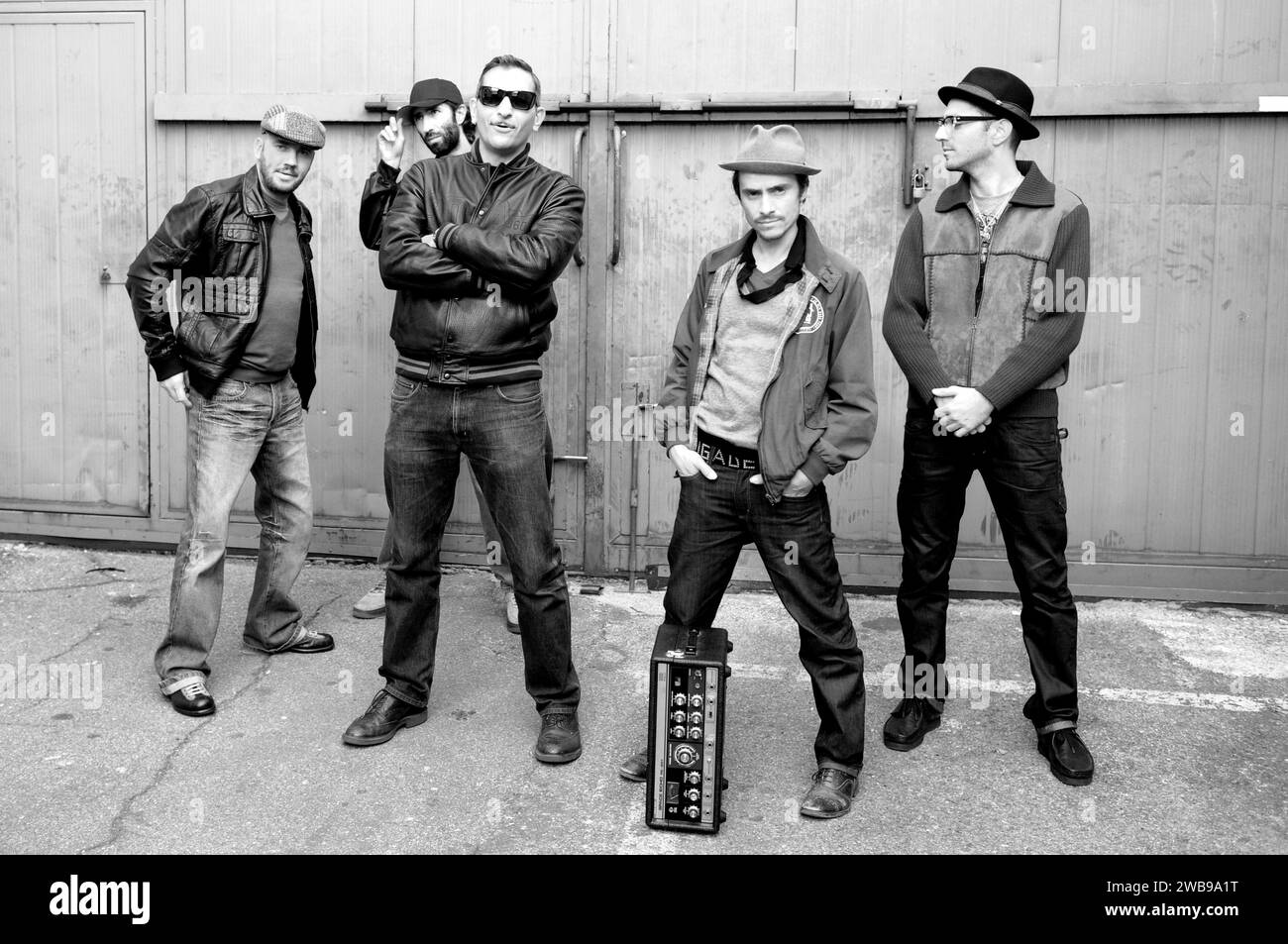 Milano Italia 2008-10-07 : il gruppo Casino Royale, servizio fotografico durante lo show televisivo musicale “Scalo 76” Foto Stock