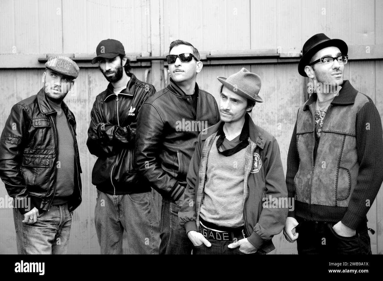 Milano Italia 2008-10-07 : il gruppo Casino Royale, servizio fotografico durante lo show televisivo musicale “Scalo 76” Foto Stock