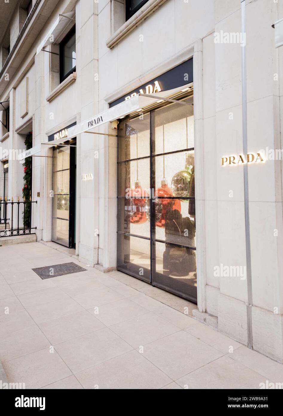 Francia, Parigi, 9 gennaio 2024 - facciata della boutique Prada a Parigi. negozio di moda di lusso Foto Stock