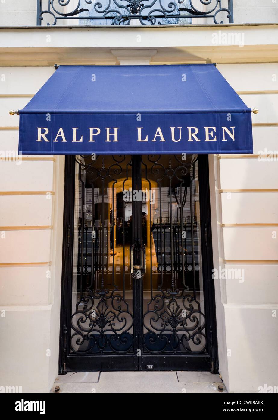Francia, Parigi, 9 gennaio 2024 - RALPH LAUREN Fashion shop a Parigi. RALPH LAUREN è un marchio di moda americano Foto Stock