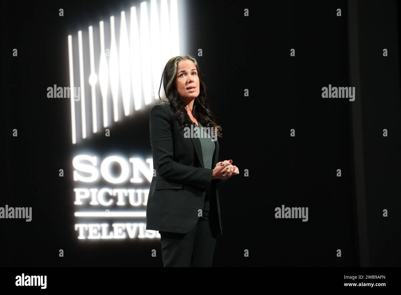 Las Vegas, Stati Uniti. 8 gennaio 2024. Katherine Pope, presidente di Sony Pictures Television Studios, si rivolge ai media sul palco durante una conferenza stampa al CES internazionale del 2024, al Las Vegas Convention Center di Las Vegas, Nevada, lunedì 8 gennaio 2024. Foto di James Atoa/UPI credito: UPI/Alamy Live News Foto Stock