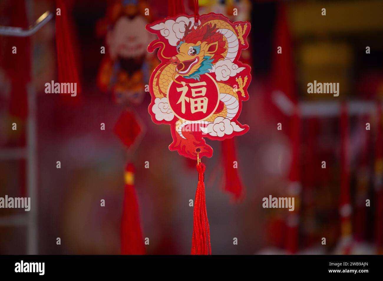 Decorazione a tema drago del Capodanno cinese per casa o ufficio, evento annuale a Chinatown, Singapore. Foto Stock