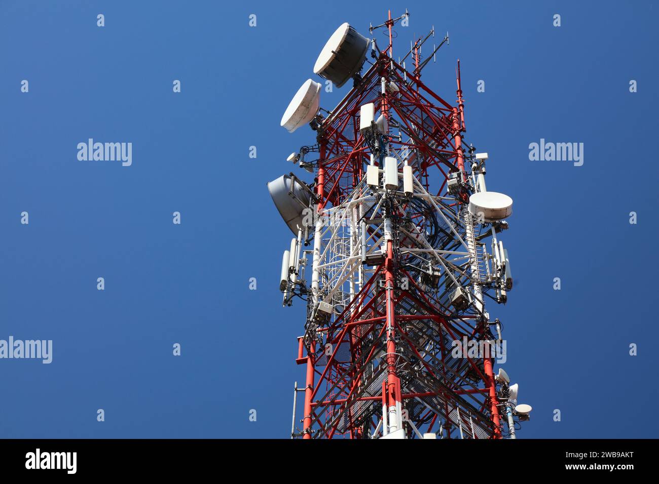 Stazione base Telecom in Polonia. Antenne a settore della torre cellulare. Trasmettitore 5G mobile. Foto Stock
