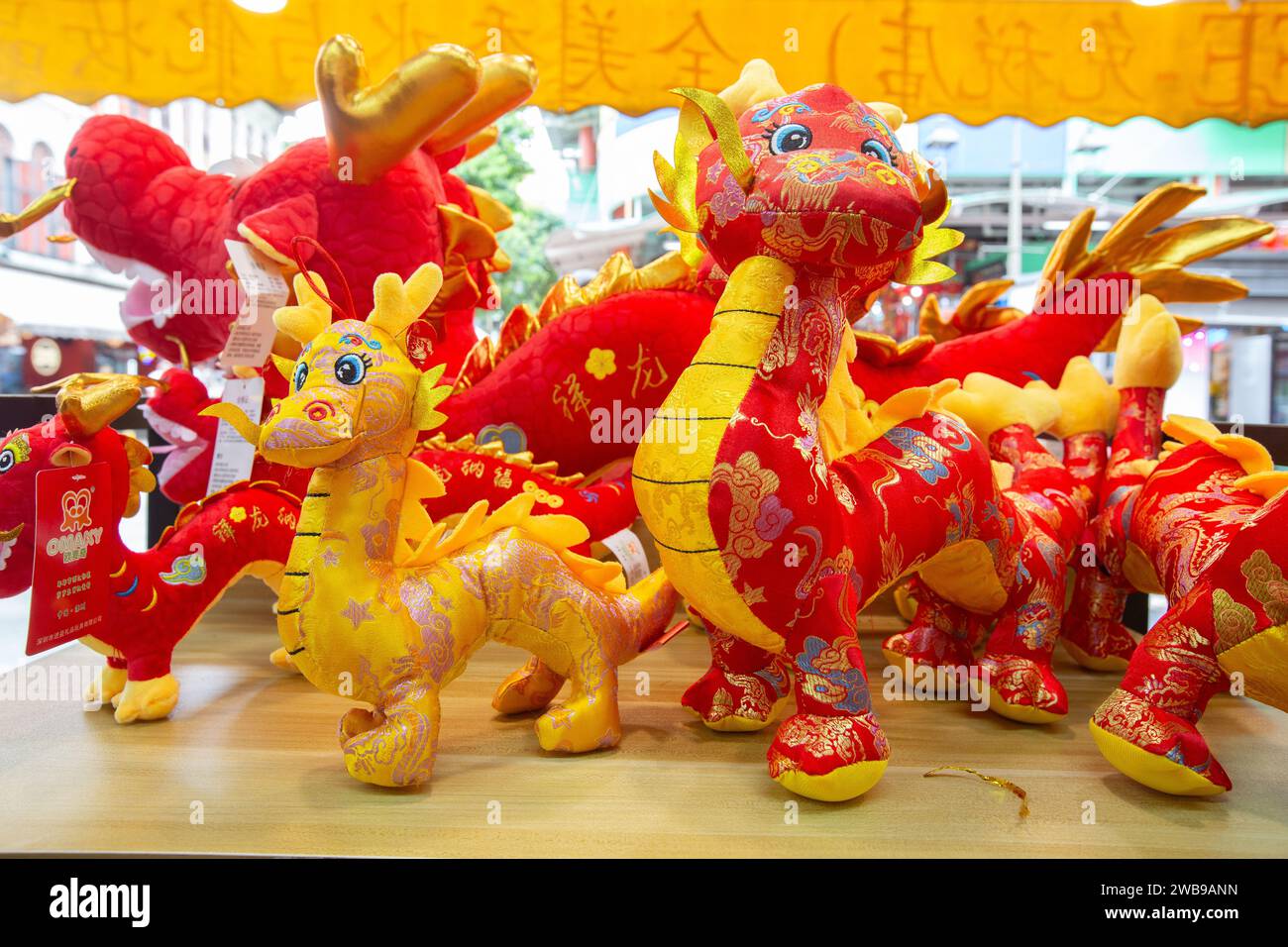 Tema zodiacale Capodanno cinese Plushie in stile drago in mostra da riacquistare per la decorazione di casa e ufficio per l'abbondanza di buona fortuna, Singapore. 2024. Foto Stock