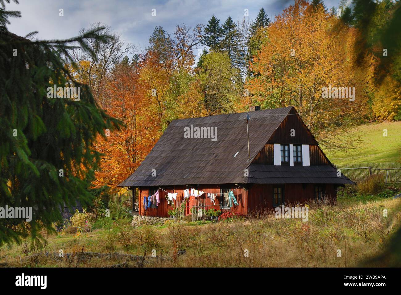 Paesaggio polacco in autunno. Architettura tradizionale di una vecchia casa nelle montagne di Beskids. Zywiec Beskids (Beskid Zywiecki). Foto Stock