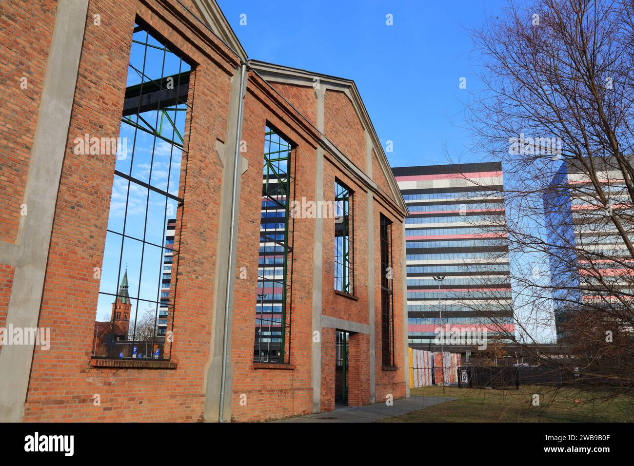 Katowice, Polonia. Facciata dell'ex architettura industriale nel quartiere DAB. Fabbrica di mattoni lasciata come monumento all'era passata. Foto Stock