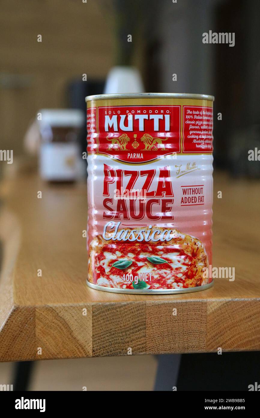 VARSAVIA, POLONIA - 17 AGOSTO 2023: Salsa per pizza in scatola Mutti, prodotto alimentare in casa in Polonia. Foto Stock