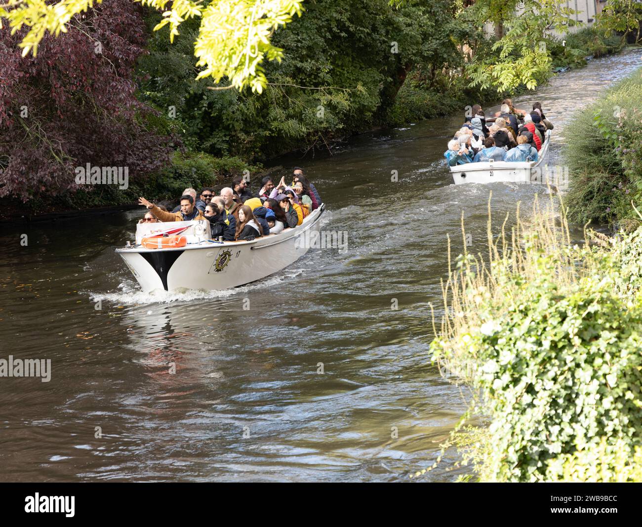 Gita in barca intorno ai canali e al fiume a Bruges in Belgio Foto Stock