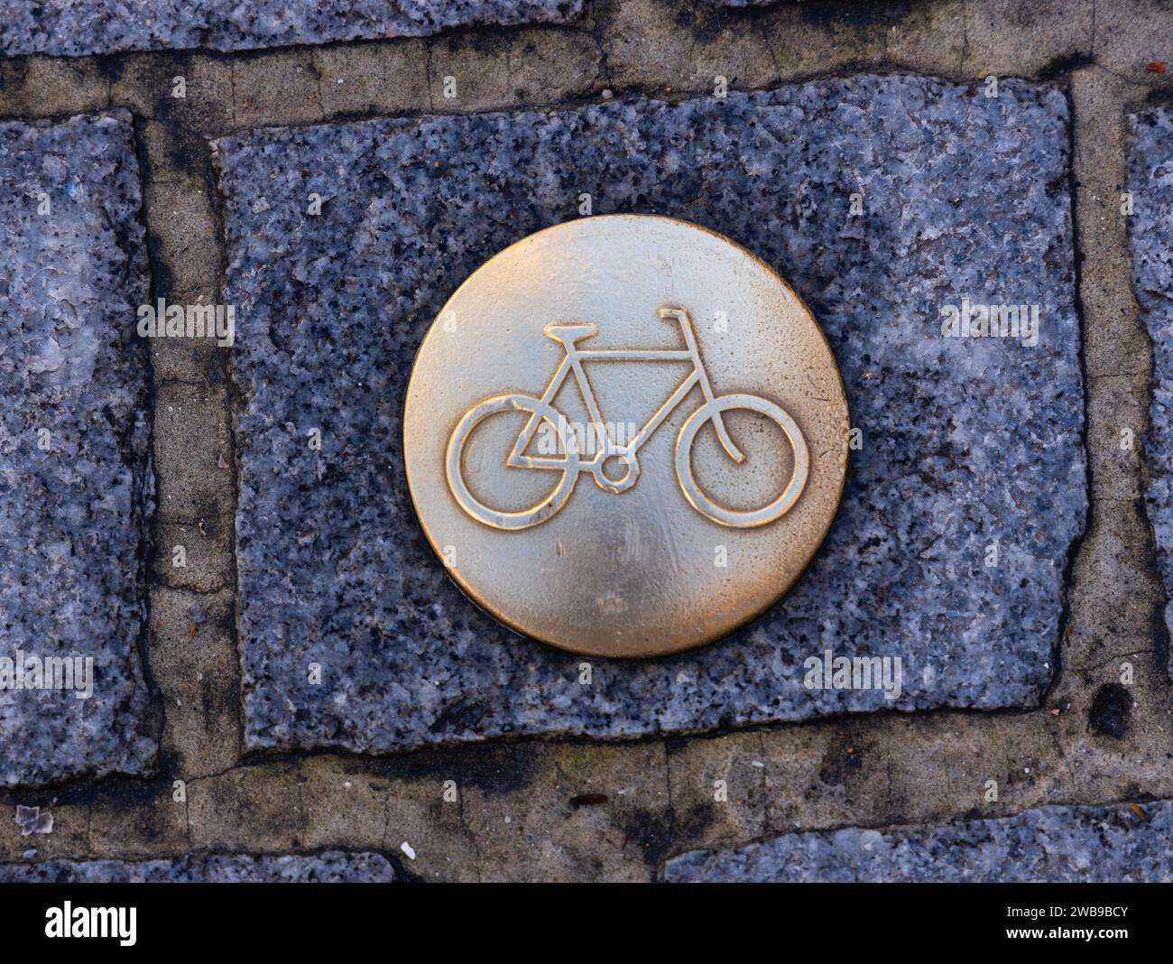 Cartello per biciclette in ottone in strada Bruges Foto Stock