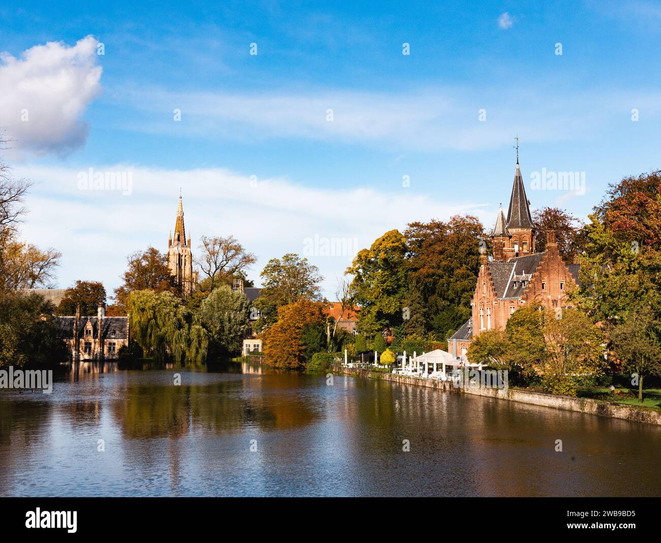 Bella vista sul fiume e sul canale di Bruges vicino a Begijhol Bruges Belguim Foto Stock
