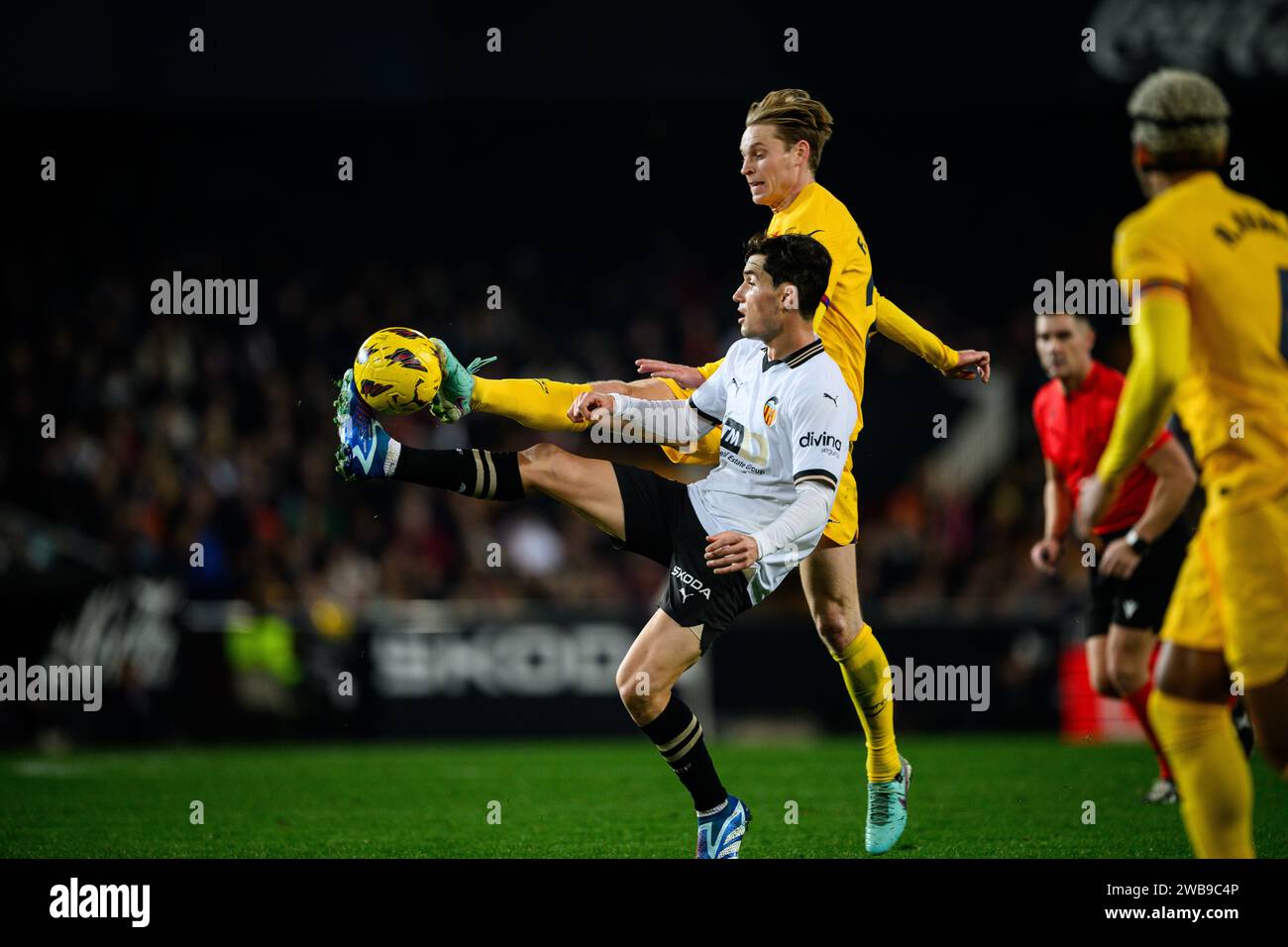 Frenkie de Jong, giocatore olandese del FC Barcelona che disputa un pallone con Hugo Guillamon, giocatore del Valencia CF, allo stadio Mestalla, Valencia, Spagna. Foto Stock