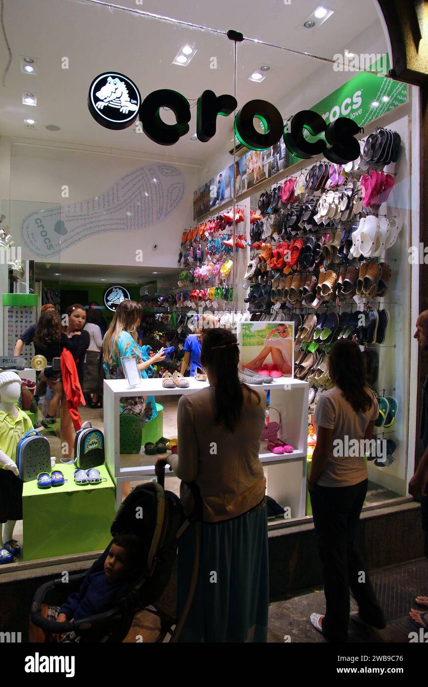 BUZIOS, BRASILE - 16 OTTOBRE 2014: Negozio di calzature Crocs a Buzios, stato di Rio de Janeiro, Brasile. Foto Stock