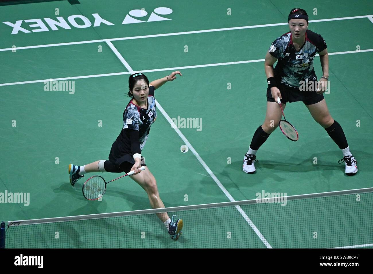 Kuala Lumpur, Malesia. 9 gennaio 2024. Lee Yu Lim (L)/Shin Seung Chan competono durante il doppio femminile del 32 match tra Chen Qingchen/Jia Yifan della Cina e Lee Yu Lim/Shin Seung Chan della Corea del Sud al Malaysia Open 2024 badminton Tournament a Kuala Lumpur, Malesia, 9 gennaio 2024. Crediti: Chong Voon Chung/Xinhua/Alamy Live News Foto Stock