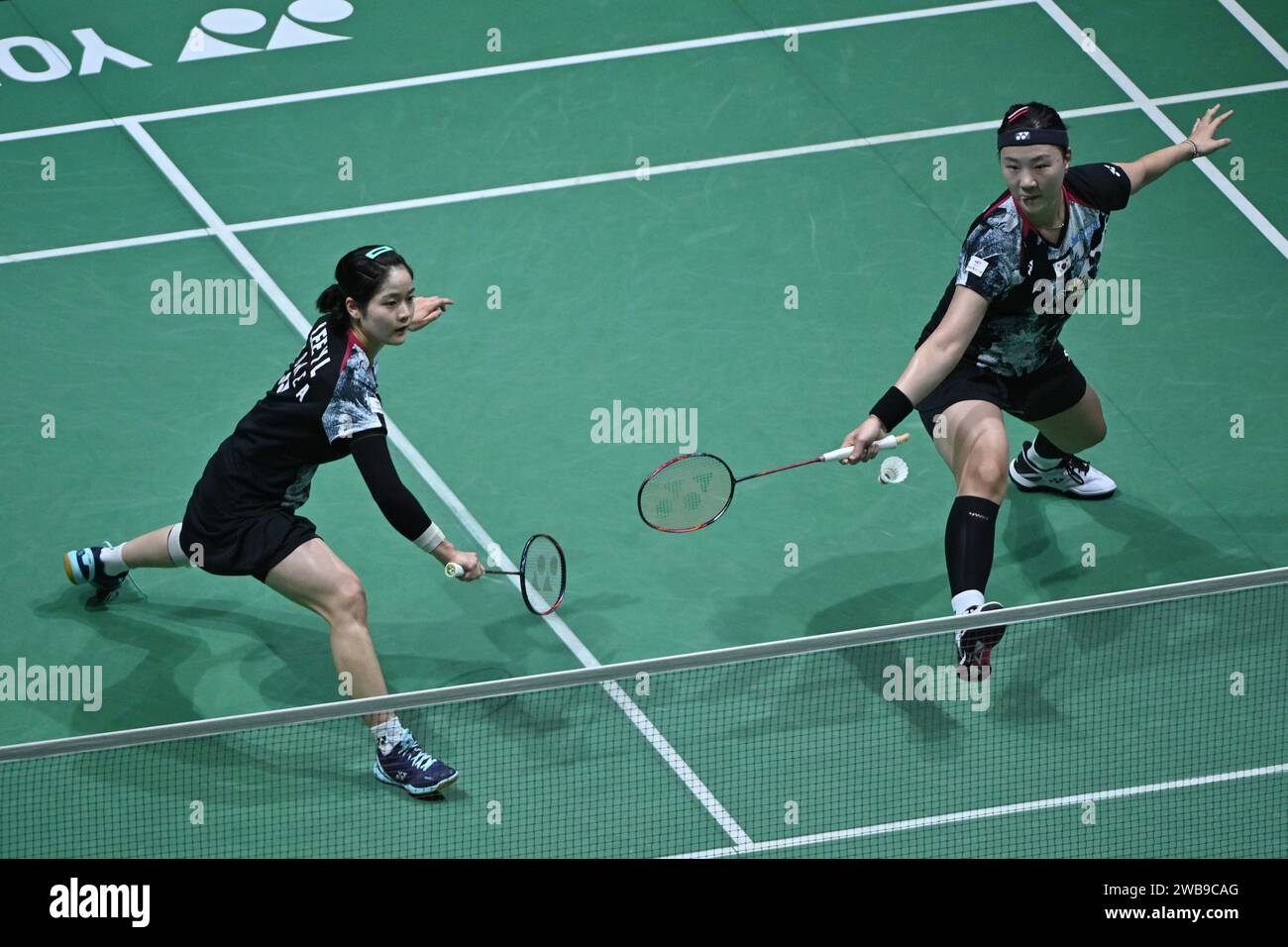 Kuala Lumpur, Malesia. 9 gennaio 2024. Lee Yu Lim (L)/Shin Seung Chan competono durante il doppio femminile del 32 match tra Chen Qingchen/Jia Yifan della Cina e Lee Yu Lim/Shin Seung Chan della Corea del Sud al Malaysia Open 2024 badminton Tournament a Kuala Lumpur, Malesia, 9 gennaio 2024. Crediti: Chong Voon Chung/Xinhua/Alamy Live News Foto Stock