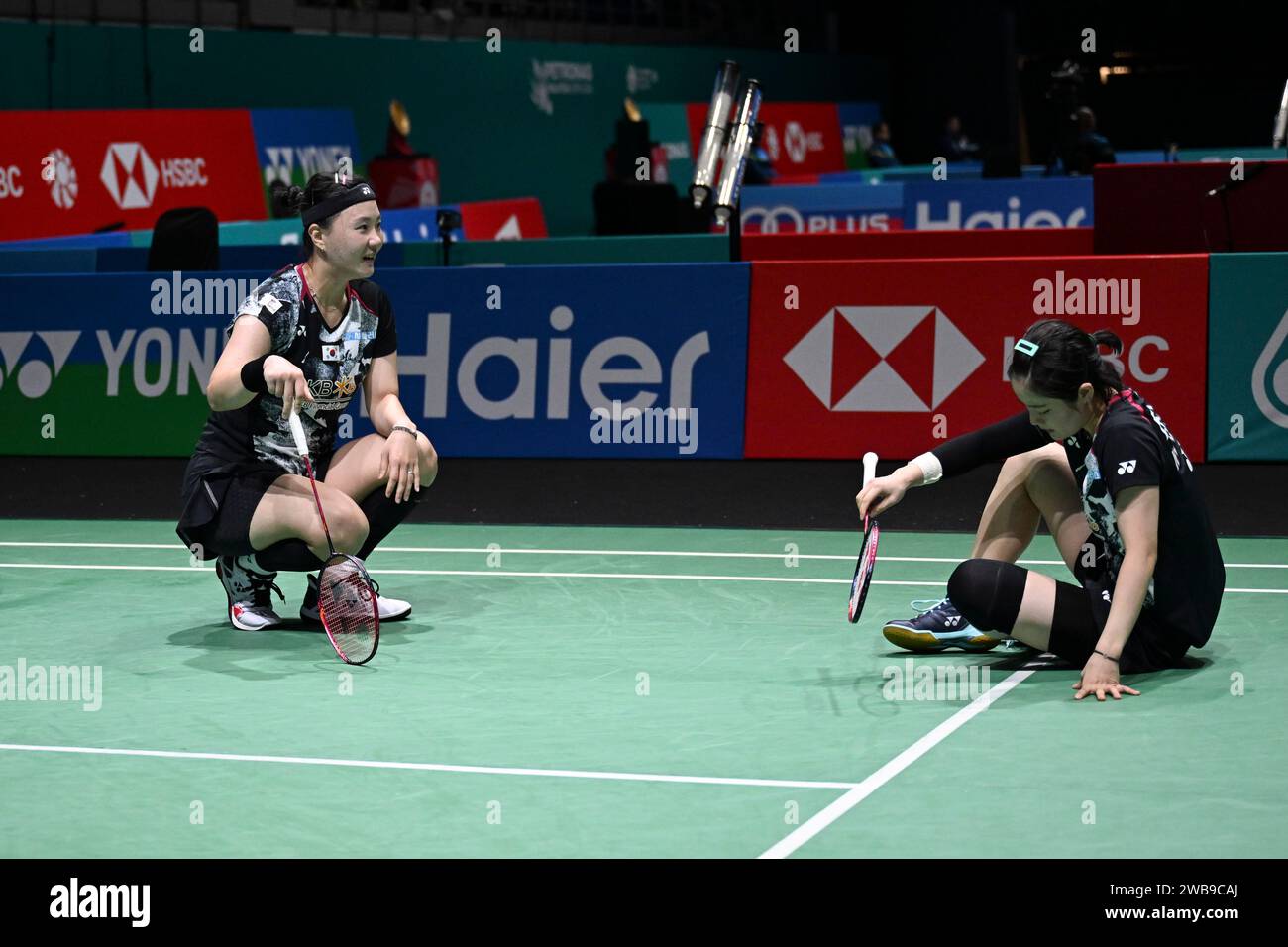 Kuala Lumpur, Malesia. 9 gennaio 2024. Lee Yu Lim (R)/Shin Seung Chan React durante il doppio femminile del 32 match tra Chen Qingchen/Jia Yifan della Cina e Lee Yu Lim/Shin Seung Chan della Corea del Sud al Malaysia Open 2024 badminton Tournament a Kuala Lumpur, Malesia, 9 gennaio 2024. Crediti: Cheng Yiheng/Xinhua/Alamy Live News Foto Stock
