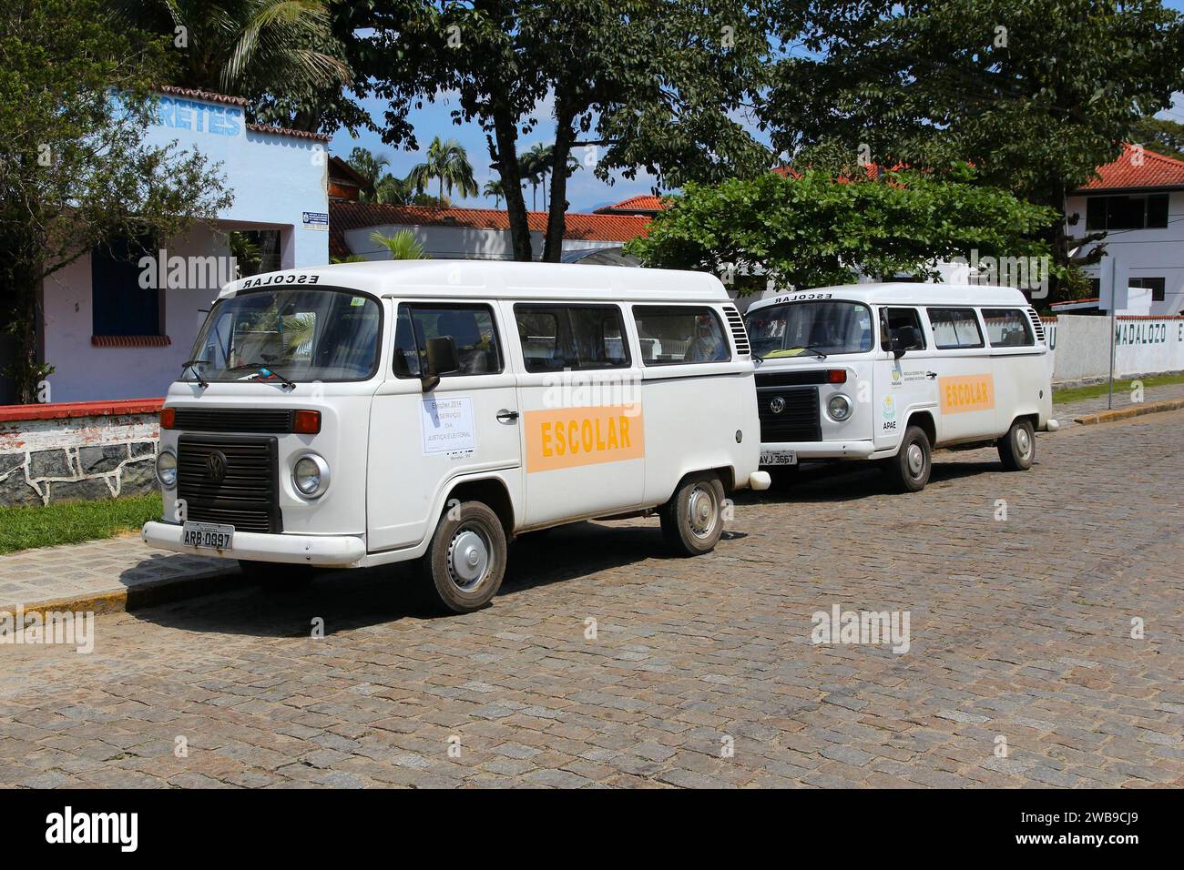 MORRETES, BRASILE - 8 OTTOBRE 2014: Furgoni VW Transporter classici utilizzati come scuolabus a Morretes, Brasile. Foto Stock