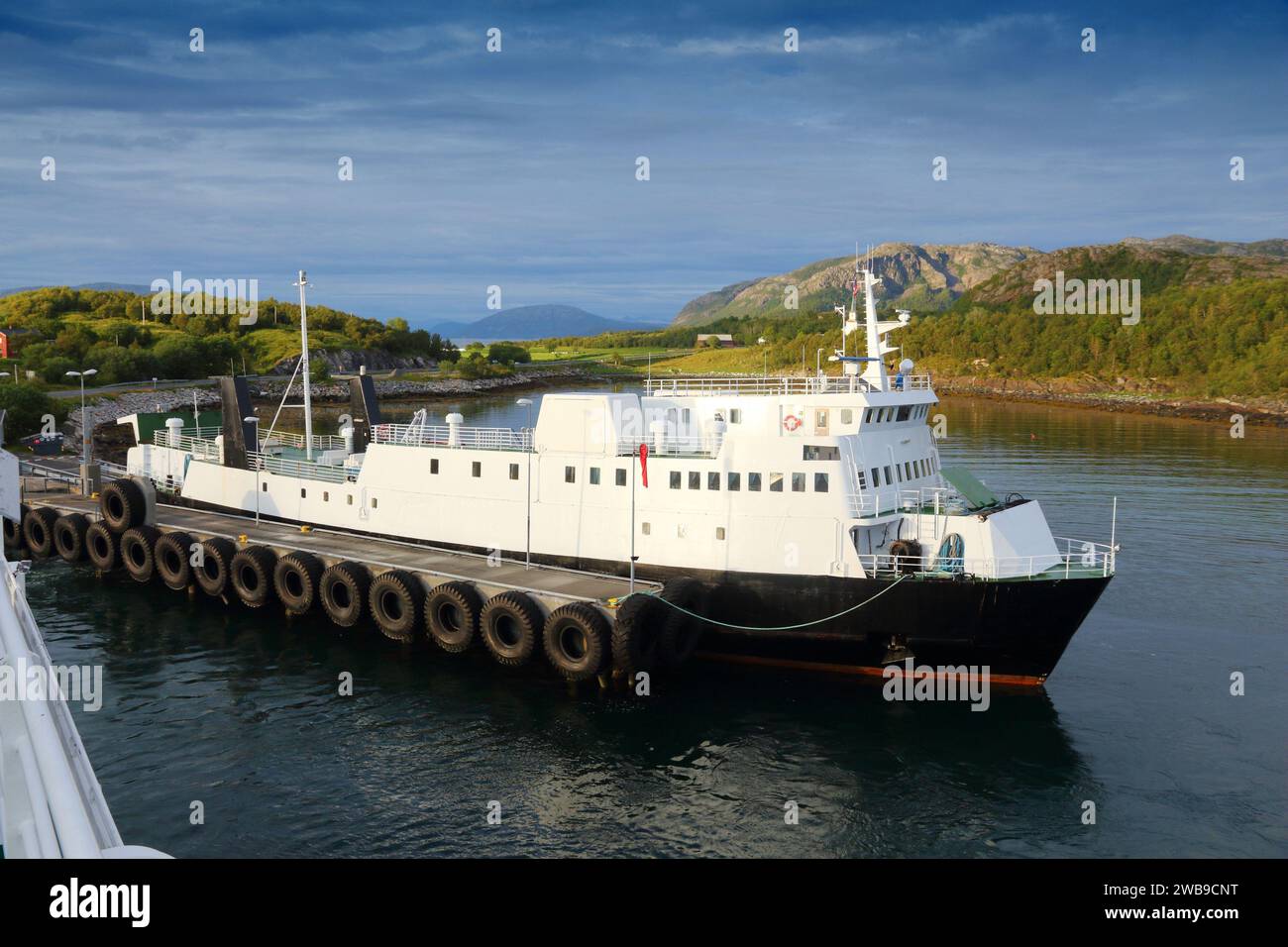 Traghetto per auto sulla strada panoramica norvegese 17 (conosciuta anche come autostrada costiera 17 o Kystriksveien). Traghetto tra Holm e Vennesund che attraversa Bindalsfjorden. Foto Stock