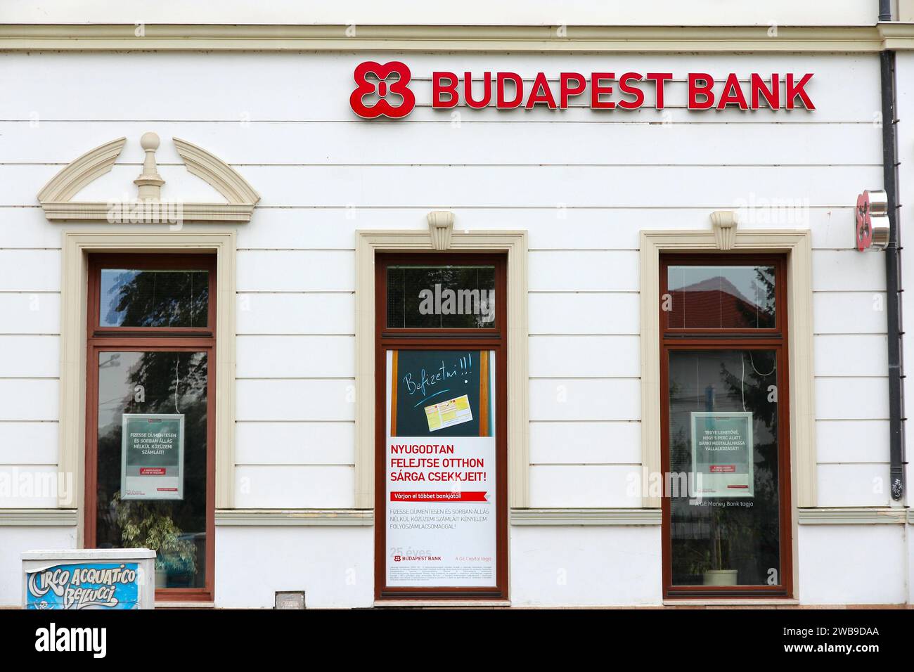 KESZTHELY, UNGHERIA - 11 AGOSTO 2012: Filiale di Budapest Bank a Keszthely, Ungheria. Fa parte della Magyar Bankholding Zrt. Foto Stock