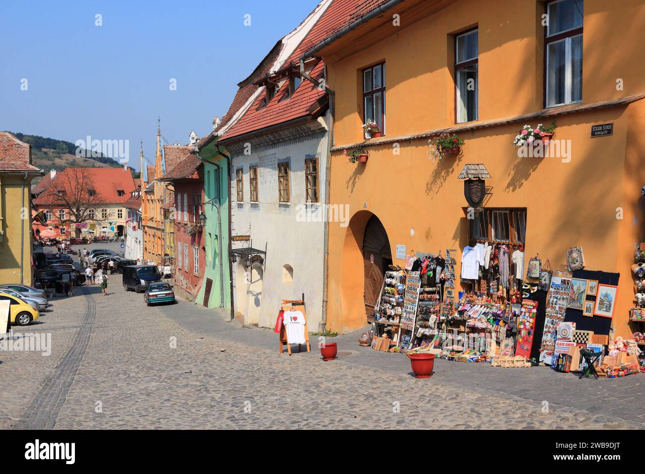 SIGHISOARA, Romania - 25 agosto 2012: la gente visita città vecchia in Sighisoara, Romania. Sighisoara è un sito Patrimonio Mondiale dell'UNESCO e un popolare turismo Foto Stock