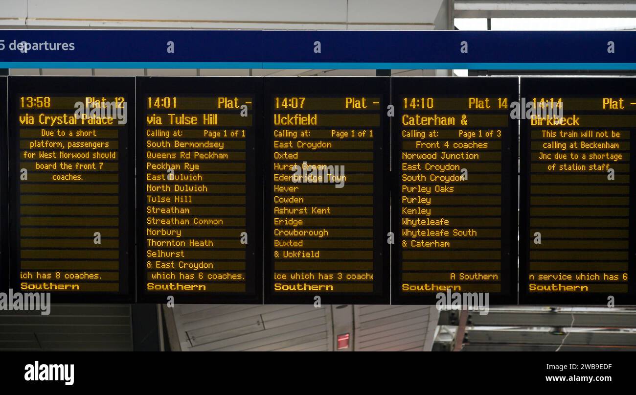 Display digitale della destinazione su una piattaforma della stazione ferroviaria, London Bridge Station, Londra, Inghilterra. Foto Stock
