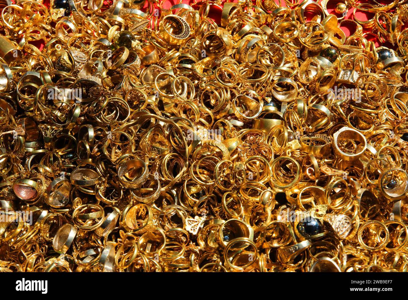 Mercato del talismano di Bangkok o mercato degli amuleto. Talismani d'oro. Foto Stock