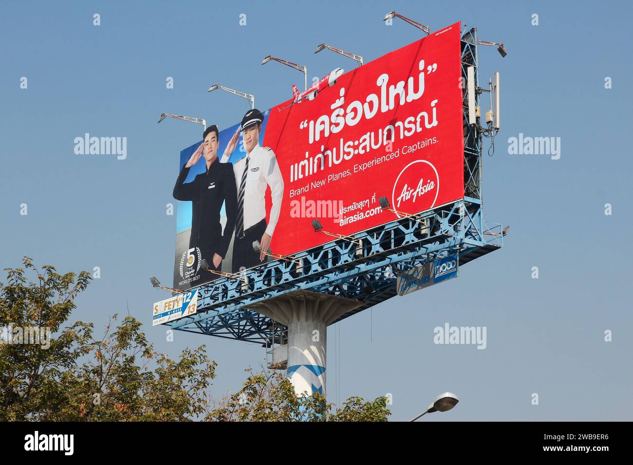 BANGKOK, THAILANDIA - 23 DICEMBRE 2013: Grande annuncio pubblicitario per la compagnia aerea low cost Air Asia a Bangkok. Foto Stock