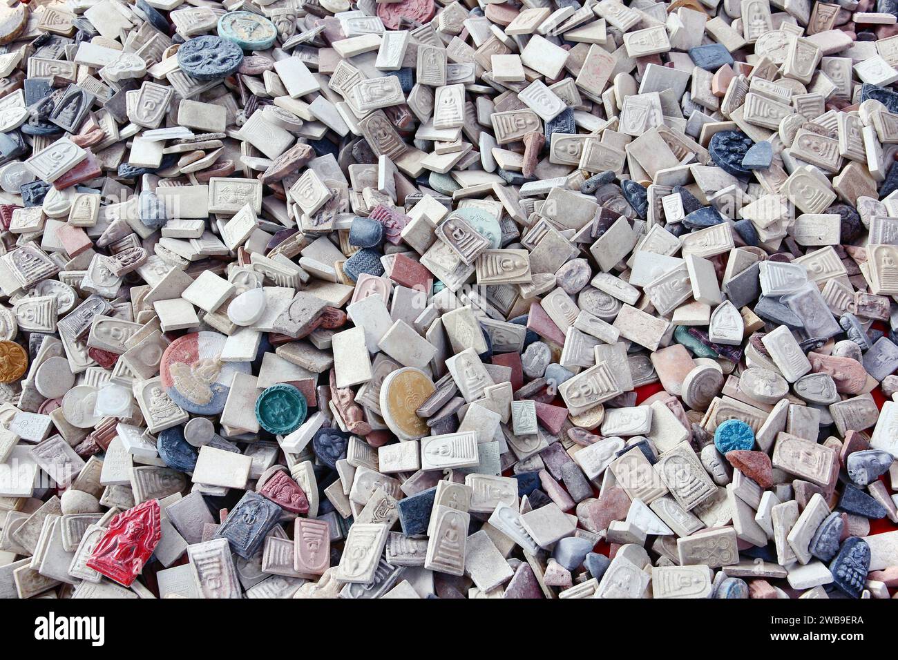 Mercato di amuleto e talismano di Bangkok con talismani buddisti in pietra e metallo che portano fortuna e fortuna. Foto Stock