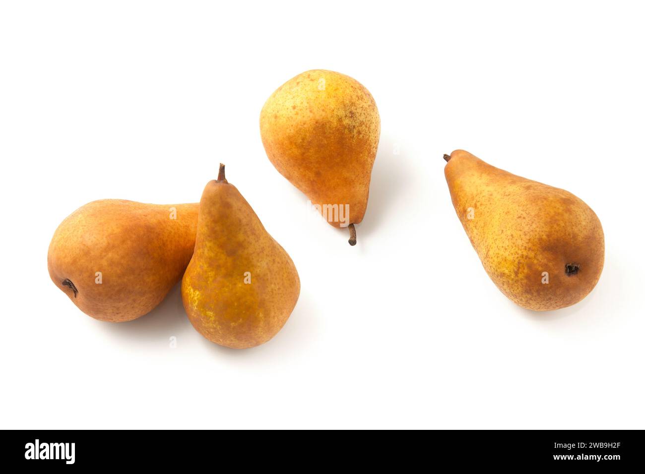 Diversi frutti di pera maturi e succosi con ombre morbide isolati su sfondo bianco con percorso di ritaglio. Foto Stock