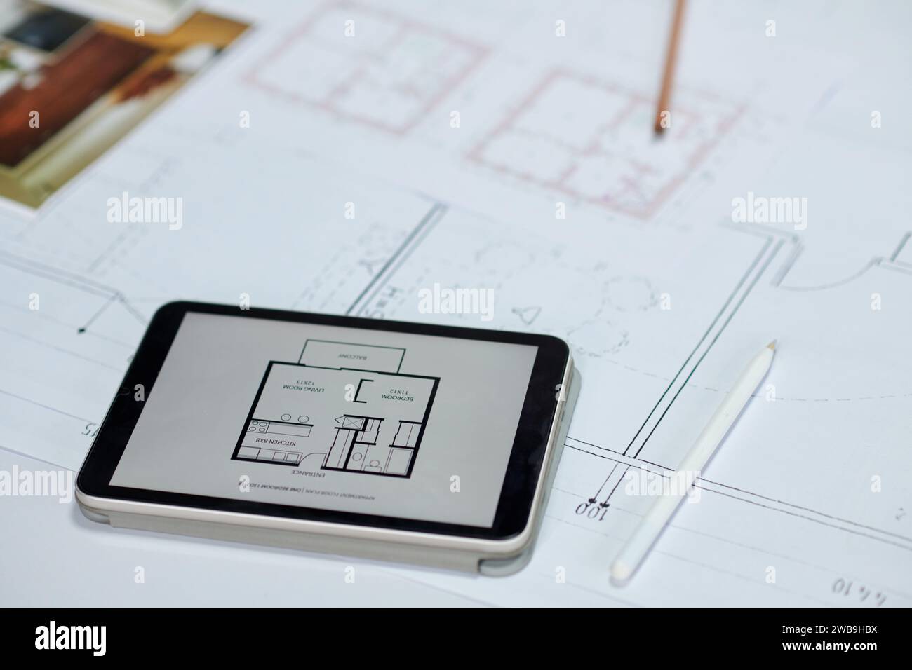 Piano degli appartamenti su schermo di tablet digitale, architettura e design degli interni Foto Stock