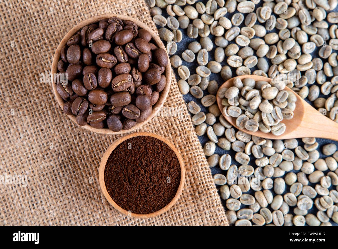 Caffè macinato con chicchi di caffè tostati sul burlap, vista dall'alto Foto Stock