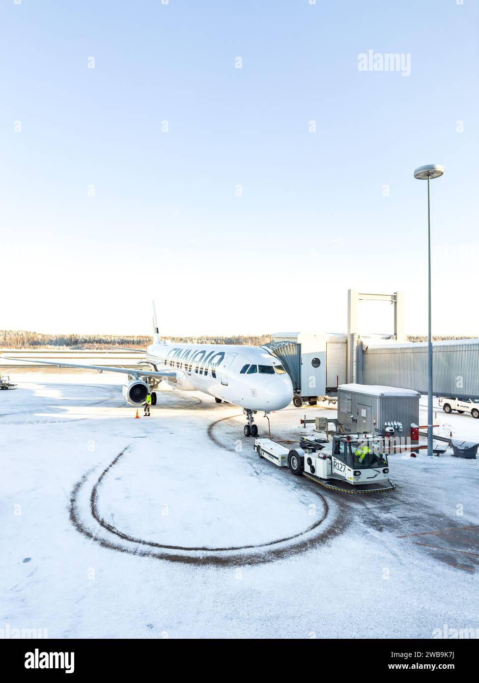 Un aereo Finnair su un asfalto innevato all'aeroporto di Helsinki in gennaio Foto Stock