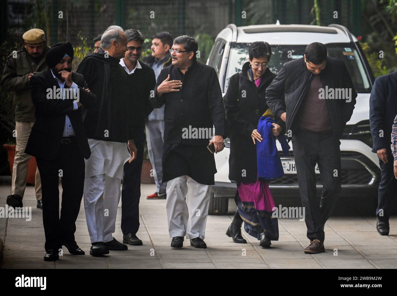 Nuova Delhi, India. 8 gennaio 2024. NUOVA DELHI, INDIA - 8 GENNAIO: il leader del Congresso Mukul wasnik, l'ex cm Rajasthan Ashok Gehlot, il presidente del Congresso di Delhi Arvinder Singh Lovely con i leader AAP Atishi Marlena, Saurabh Bharadwaj, Sandeep Pathak dopo l'incontro per discutere l'elezione di Lok Sabha alla residenza di Mukul wasnik l'8 gennaio 2024 a nuova Delhi, in India. (Foto di Raj K Raj/Hindustan Times/Sipa USA) credito: SIPA USA/Alamy Live News Foto Stock