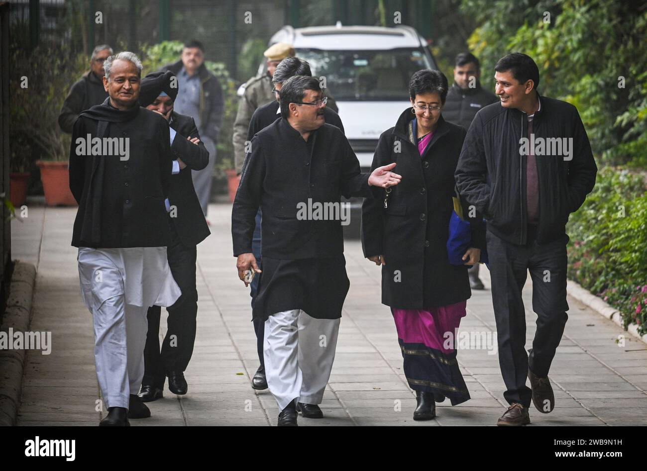 NUOVA DELHI, INDIA - 8 GENNAIO: il leader del Congresso Mukul wasnik, l'ex cm Rajasthan Ashok Gehlot, il presidente del Congresso di Delhi Arvinder Singh Lovely con i leader AAP Atishi Marlena, Saurabh Bharadwaj , Sandeep Pathak dopo l'incontro per discutere l'elezione di Lok Sabha alla residenza di Mukul wasnik l'8 gennaio 2024 a nuova Delhi, in India. (Foto di Raj K Raj/Hindustan Times/Sipa USA) Foto Stock