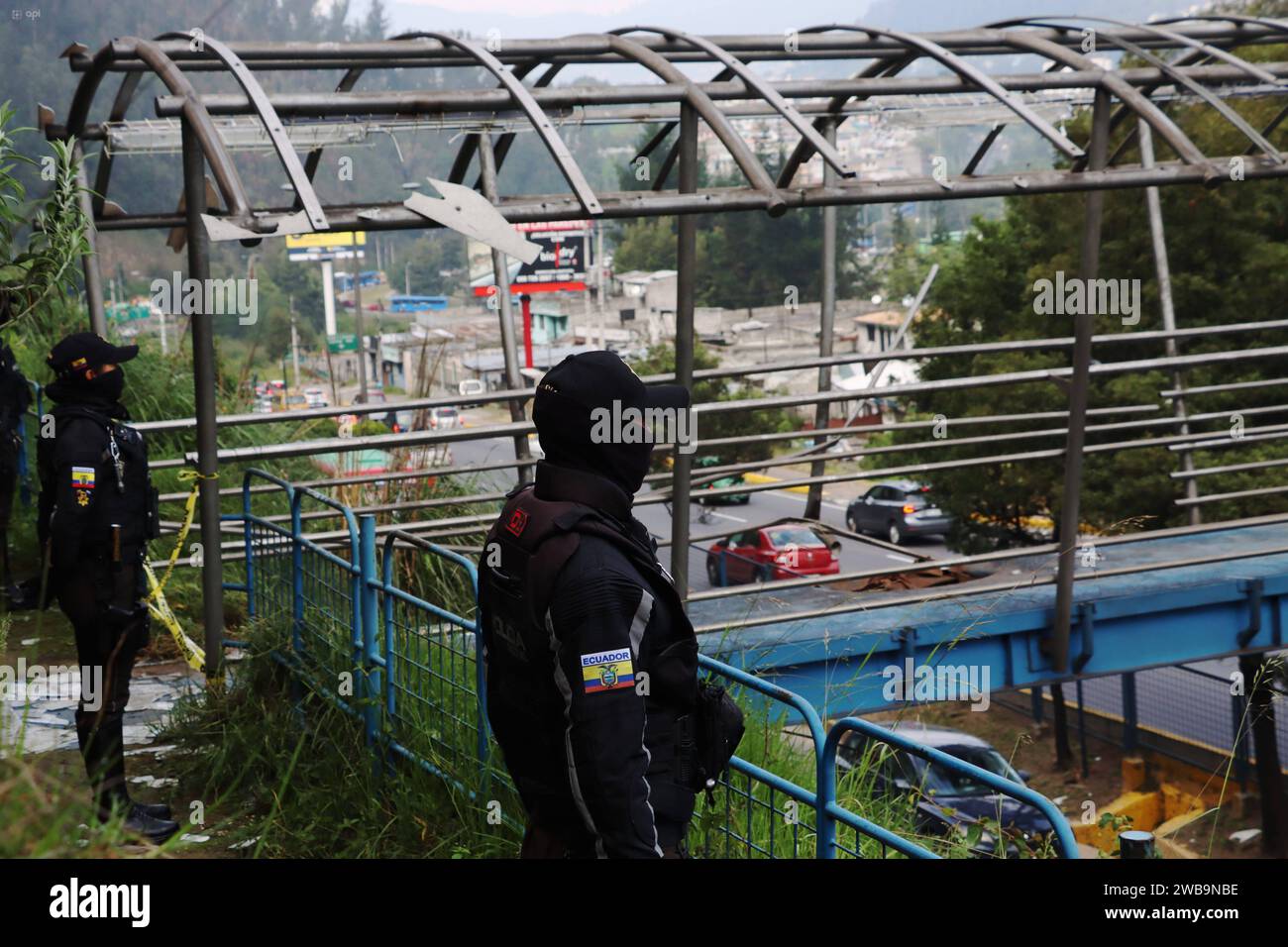 ATENTADO-PASO-PEATONAL-TREBOL Quito, martes 9 de enero del 2024 Puente peatonal que sufrio un atentado con explosivos en el Sector del TrÃ bol via al Valle de los Chillos, centro Oriente de la ciudad de Quito. Foto: Rolando Enriquez/API Quito Pichincha Ecuador CLJ-ATENTADO-PASO-PEATONAL-TREBOL-8de277012721caa76f89dec822dac826 ** ATTENZIONE ATENTADO PASO PEATONAL TREBOL Quito, martedì 9 gennaio 2024 Ponte pedonale che ha subito un attacco con esplosivi nel settore di TrÃ bol Valle de los Chillos centro a est della città di Quito foto Rolando Enriquez API Quito Pichincha Ecuador CL Foto Stock