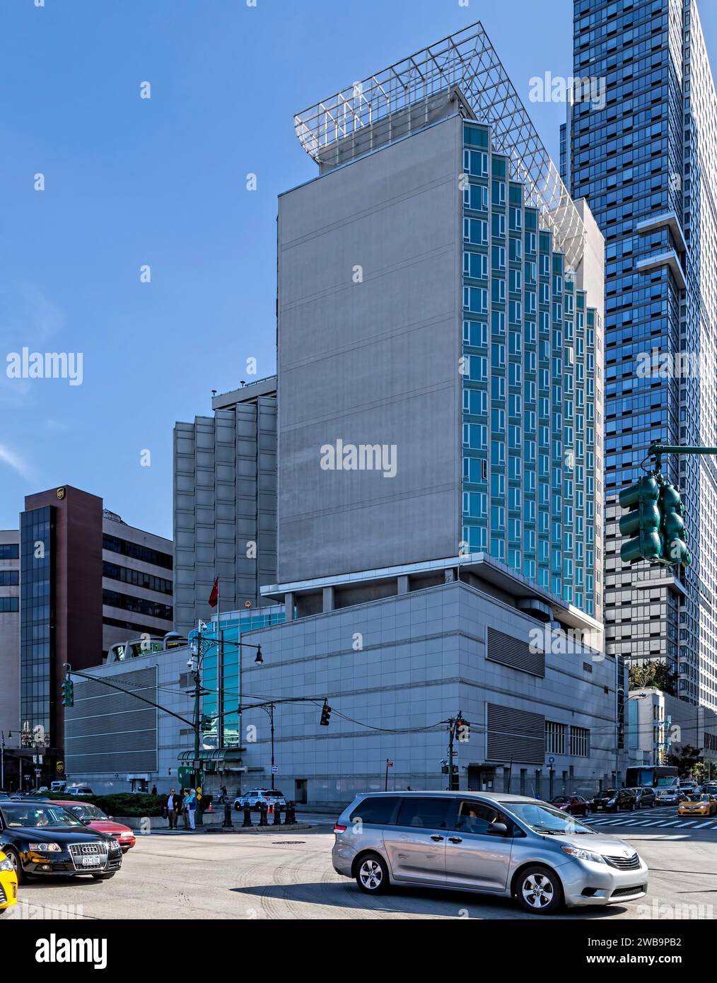 Il consolato generale della Repubblica popolare cinese occupa l’ex-grattacielo Sheraton Motor Inn sulla 12th Avenue e sulla West 46th Street. Foto Stock