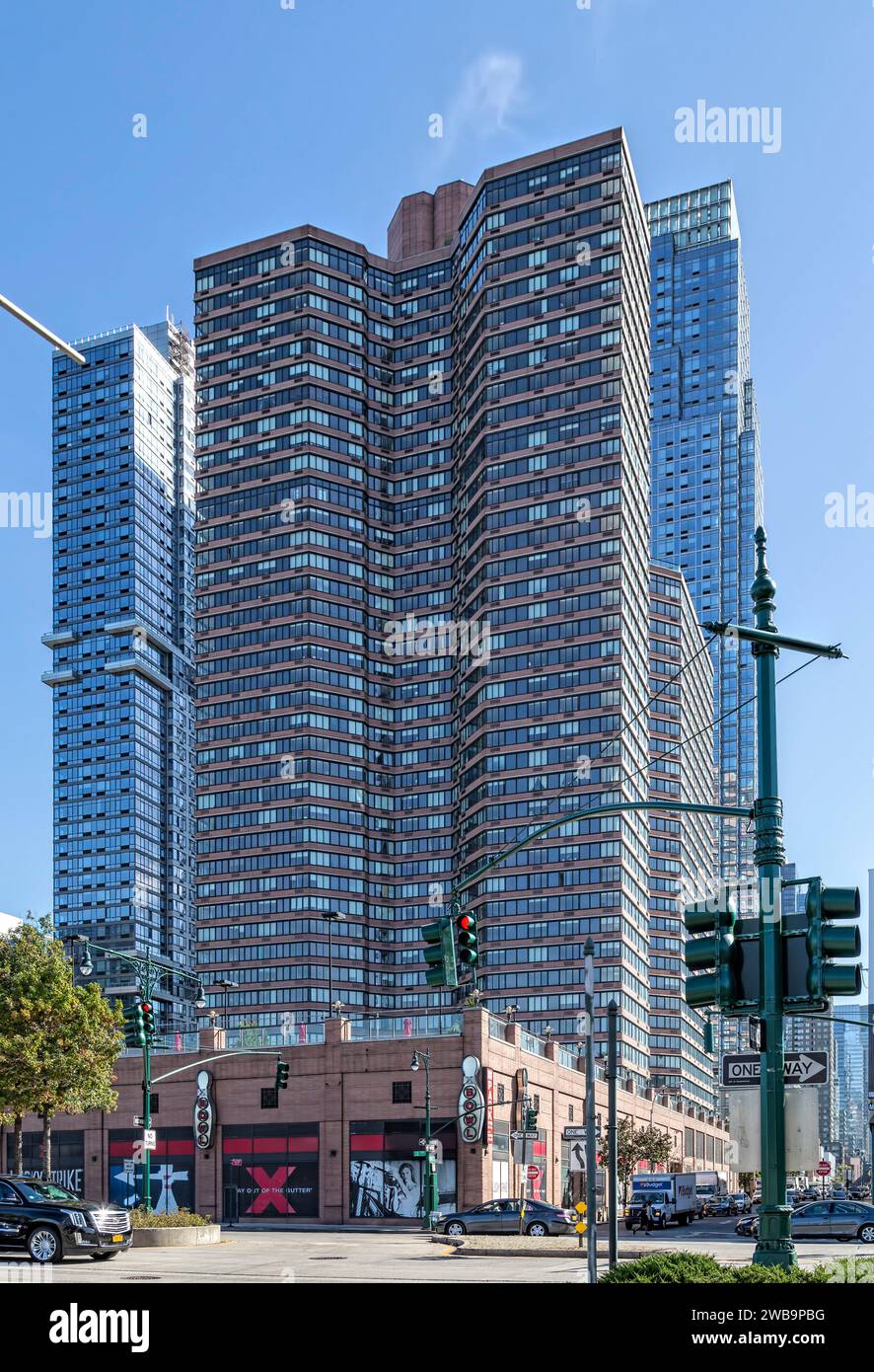 River Place, un alto edificio residenziale affacciato sul fiume Hudson, si erge su un podio in muratura che include una pista da bowling. Foto Stock