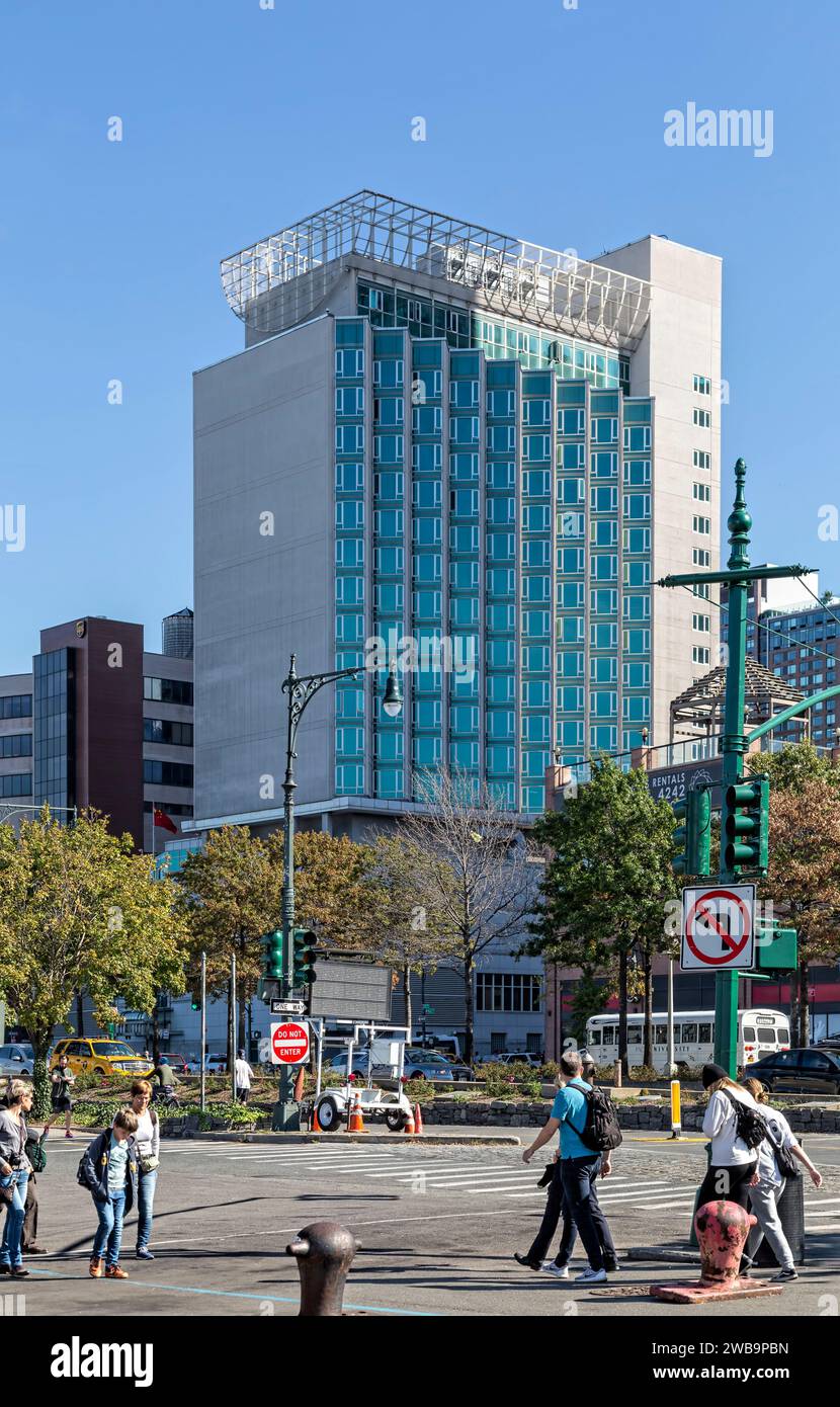 Il consolato generale della Repubblica popolare cinese occupa l’ex-grattacielo Sheraton Motor Inn sulla 12th Avenue e sulla West 46th Street. Foto Stock
