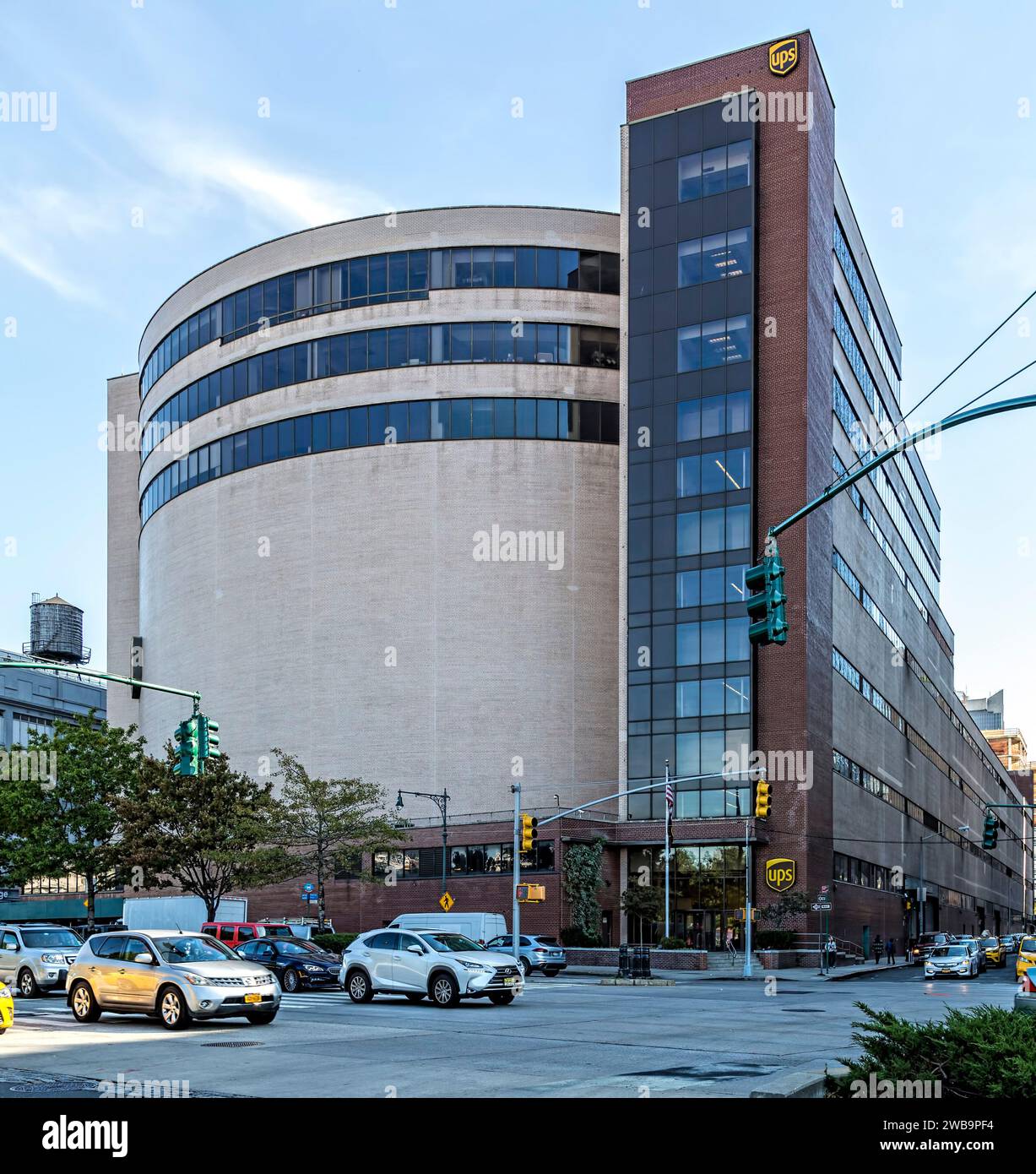 La caratteristica facciata curva in mattoni beige dell'UPS Service Center si affaccia sulla 12th Avenue e sulla Hudson River Greenway nella Hell's Kitchen di Manhattan. Foto Stock