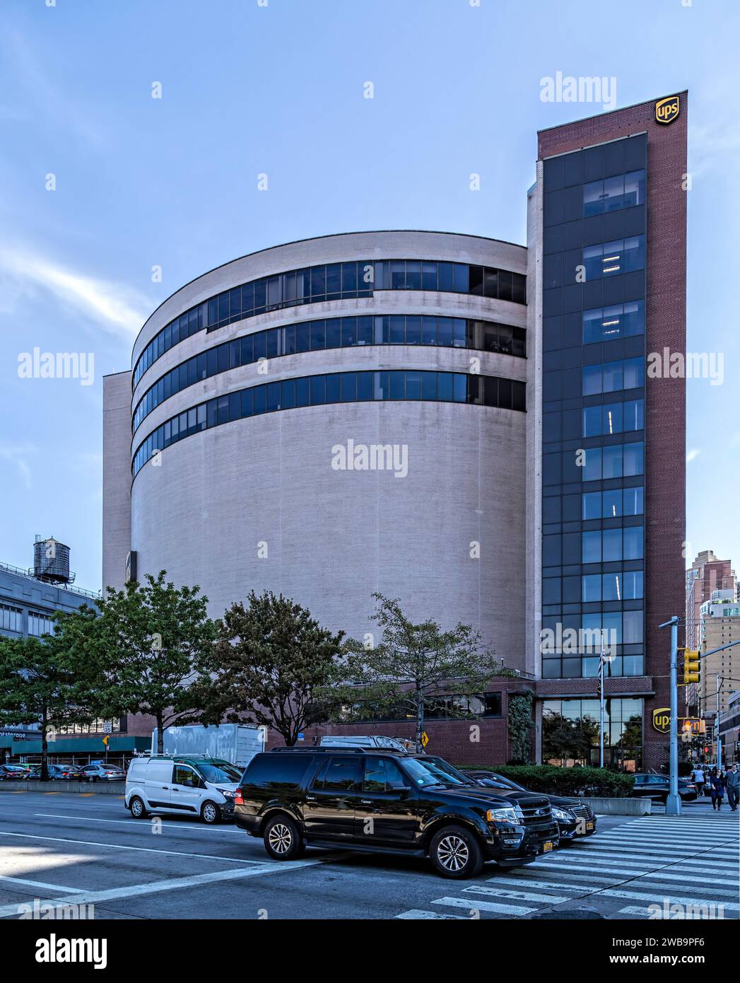 La caratteristica facciata curva in mattoni beige dell'UPS Service Center si affaccia sulla 12th Avenue e sulla Hudson River Greenway nella Hell's Kitchen di Manhattan. Foto Stock