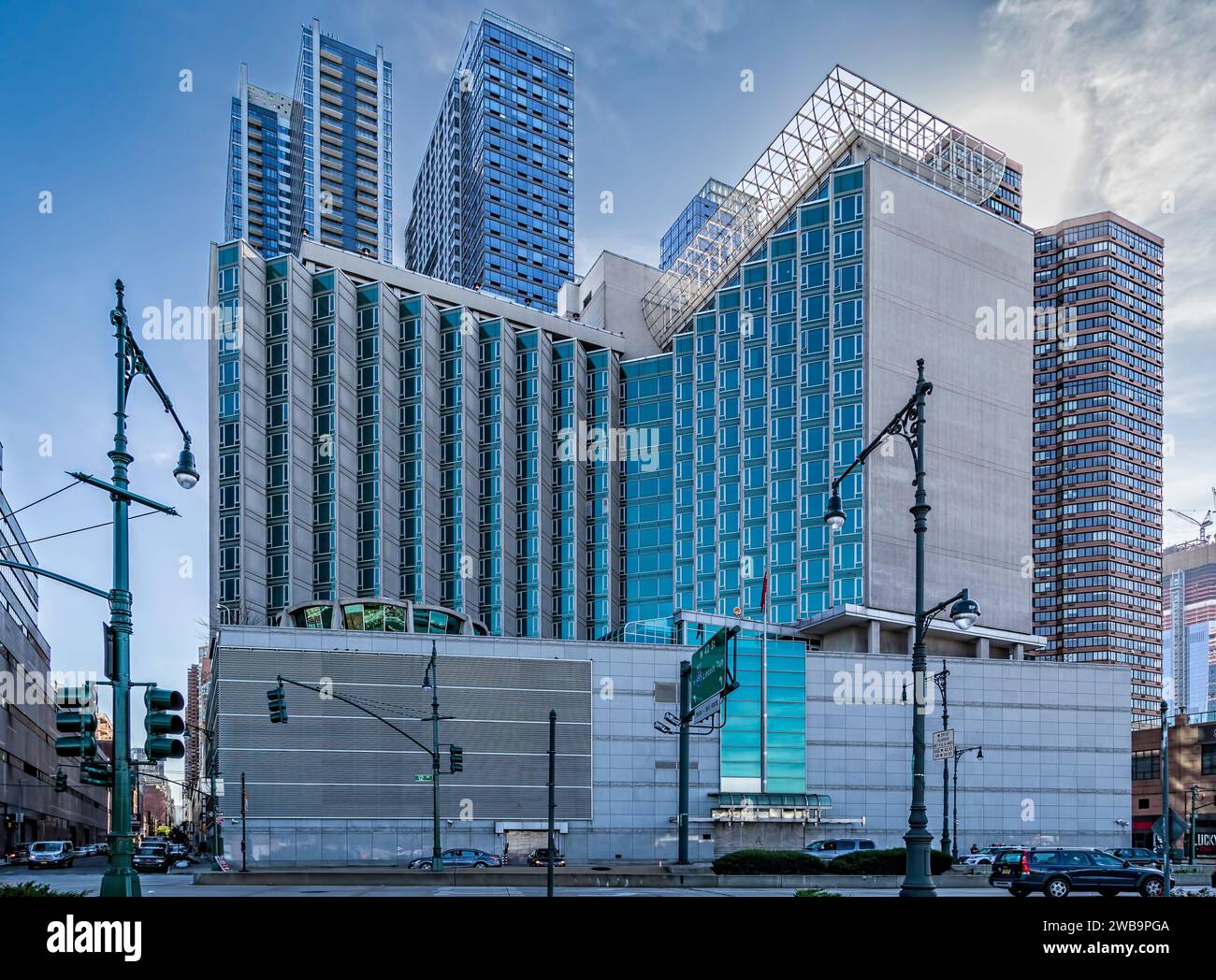 Il consolato generale della Repubblica popolare cinese occupa l’ex-grattacielo Sheraton Motor Inn sulla 12th Avenue e sulla West 46th Street. Foto Stock