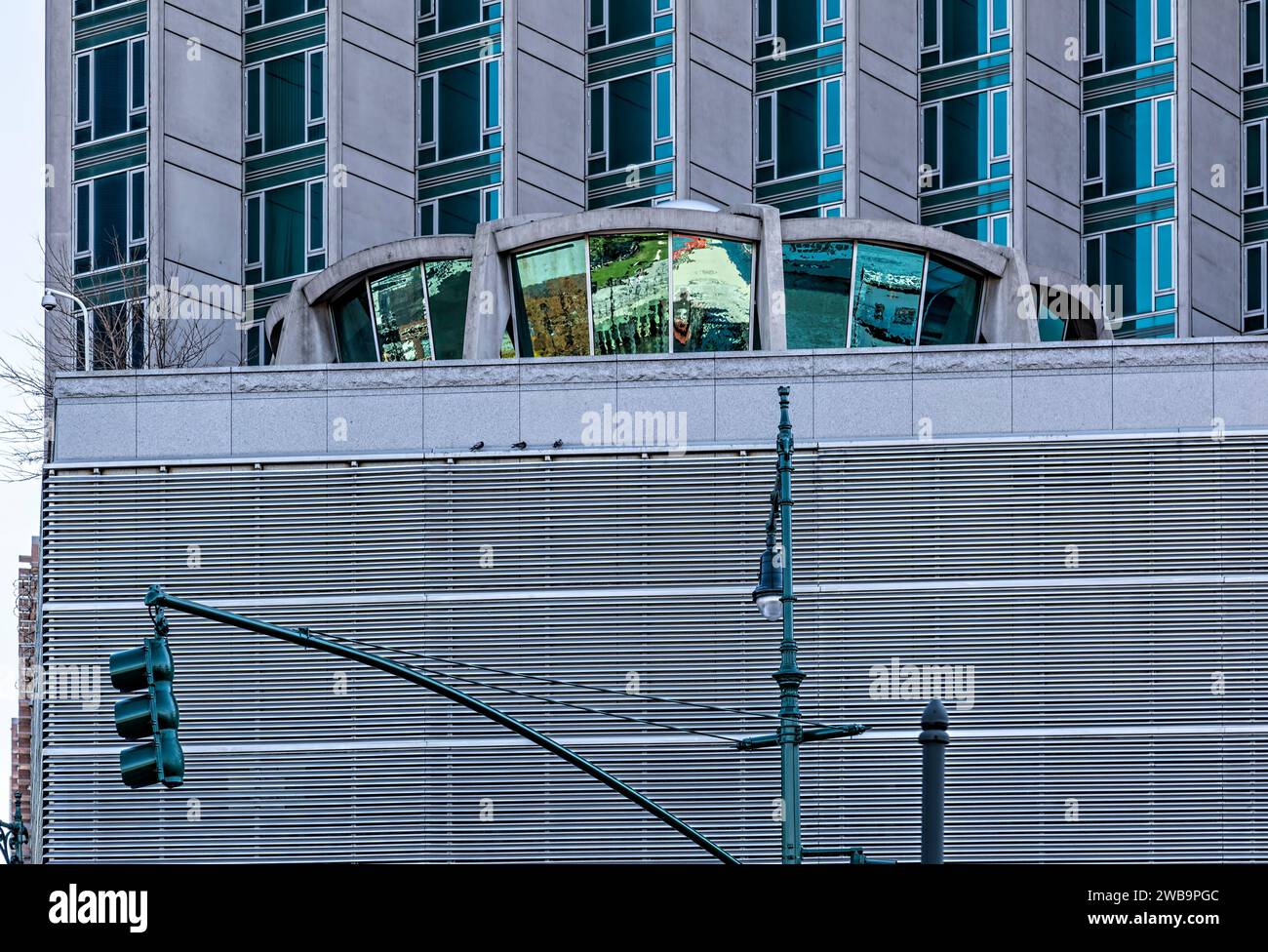 Il consolato generale della Repubblica popolare cinese occupa l’ex-grattacielo Sheraton Motor Inn sulla 12th Avenue e sulla West 46th Street. Foto Stock