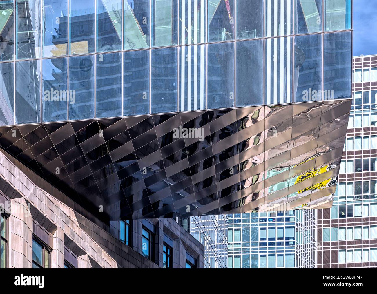 L'ala nord di One West End è a sbalzo sopra la piazza dell'edificio in West End Avenue, la parte inferiore rivestita di metallo lucido scintillante. Foto Stock
