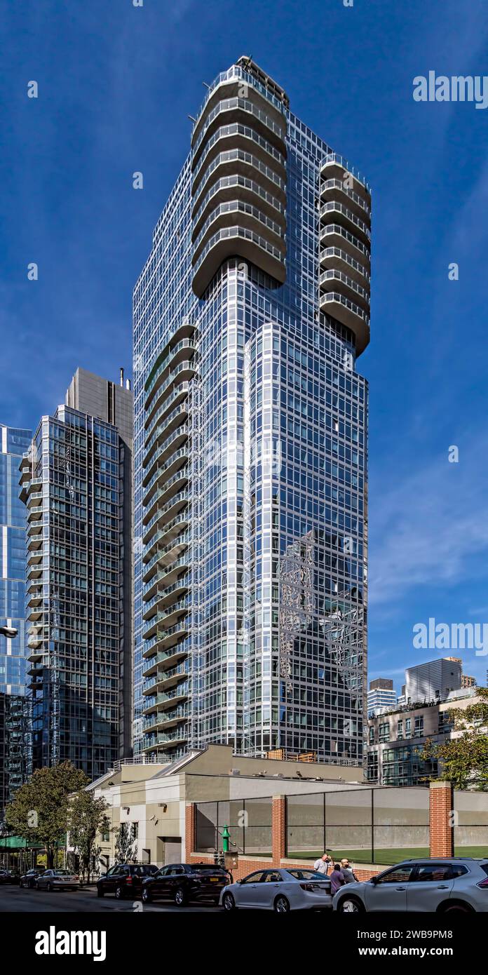 L'Element Condominium è una torre in vetro riflettente sulla West 59th Street con balconi prominenti che sporgono dai suoi piani superiori. Foto Stock