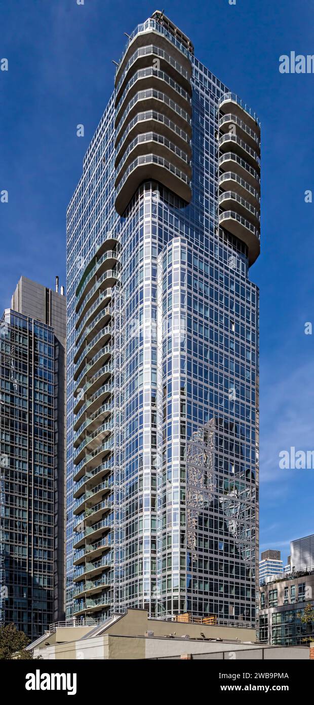 L'Element Condominium è una torre in vetro riflettente sulla West 59th Street con balconi prominenti che sporgono dai suoi piani superiori. Foto Stock