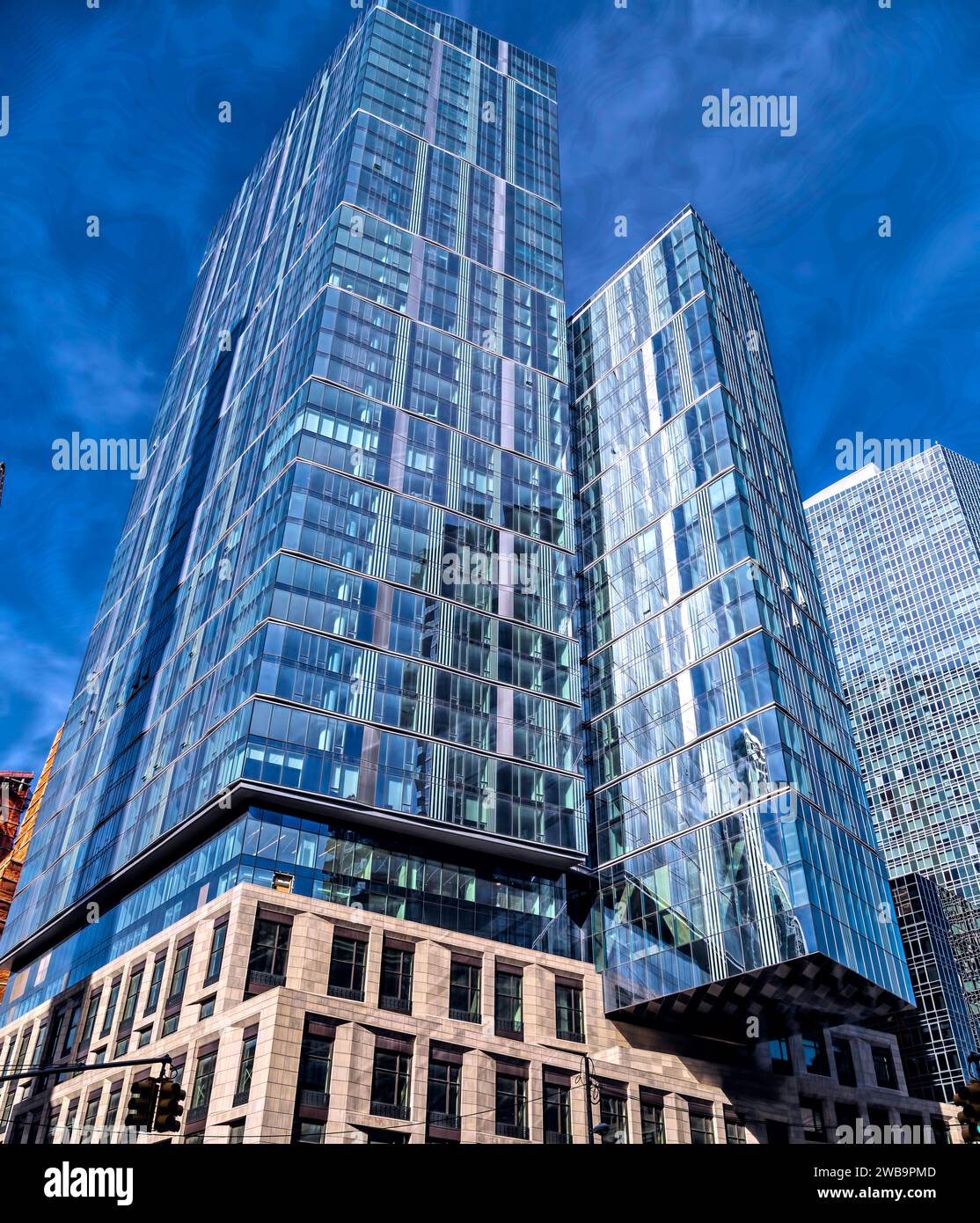 L'ala nord di One West End è a sbalzo sopra la piazza dell'edificio in West End Avenue, la parte inferiore rivestita di metallo lucido scintillante. Foto Stock