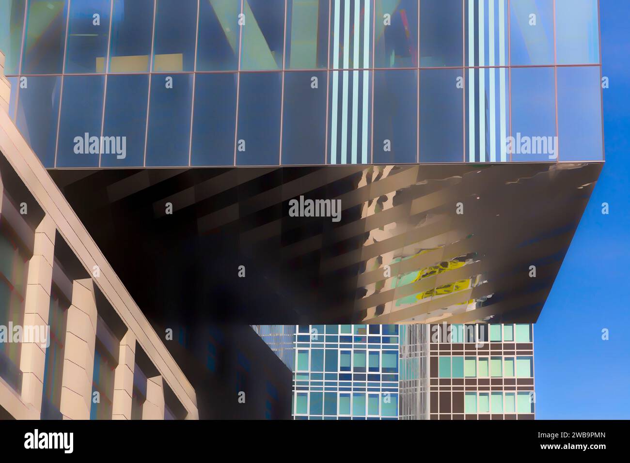 L'ala nord di One West End è a sbalzo sopra la piazza dell'edificio in West End Avenue, la parte inferiore rivestita di metallo lucido scintillante. Foto Stock